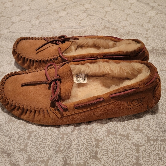 UGG Slippers size 8 - Picture 3 of 8